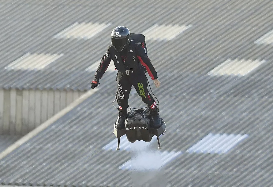 Người đầu tiên cưỡi ván bay từ Pháp sang Anh

