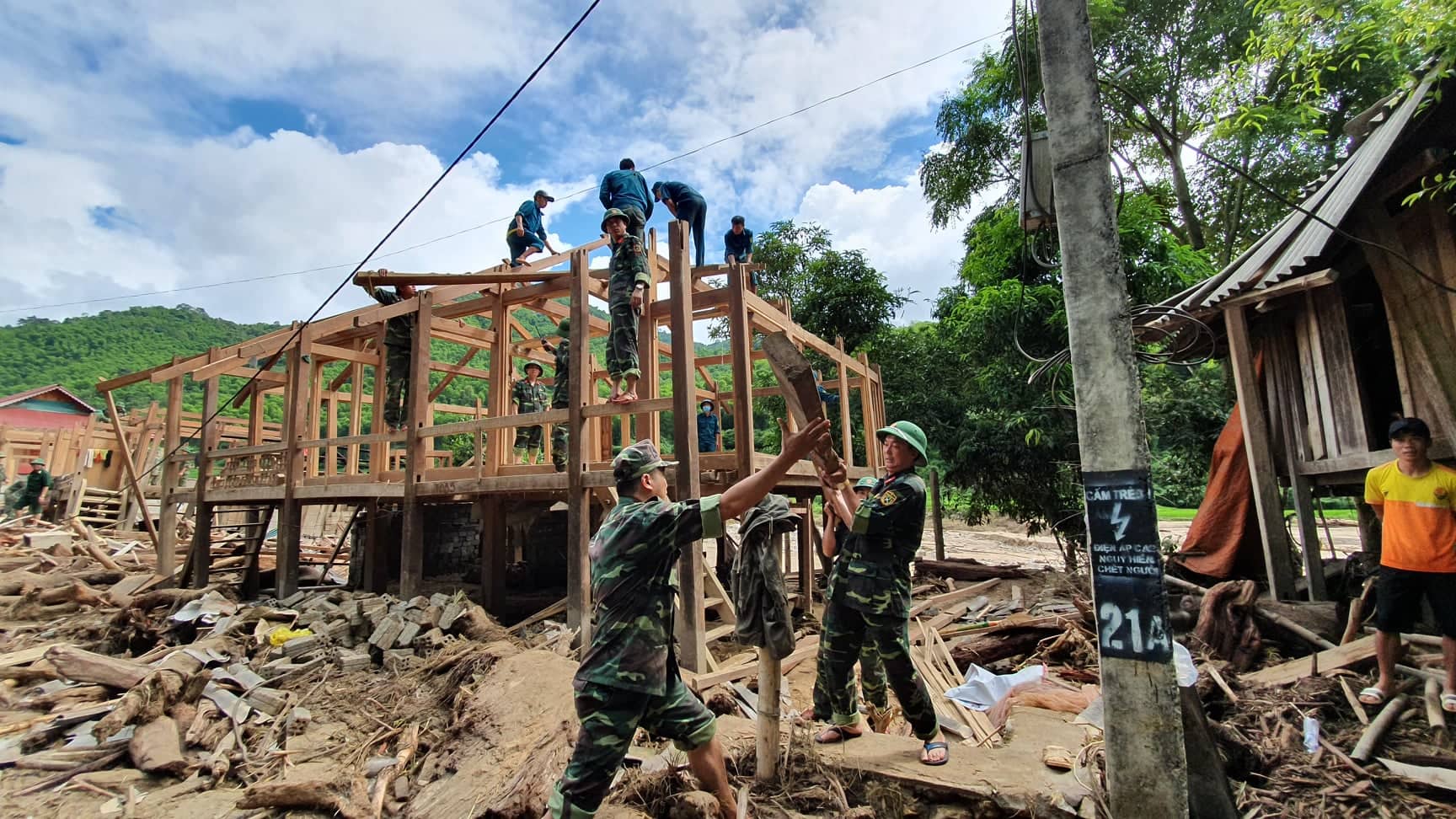 Quân, dân chung tay khắc phục hậu quả mưa lũ 