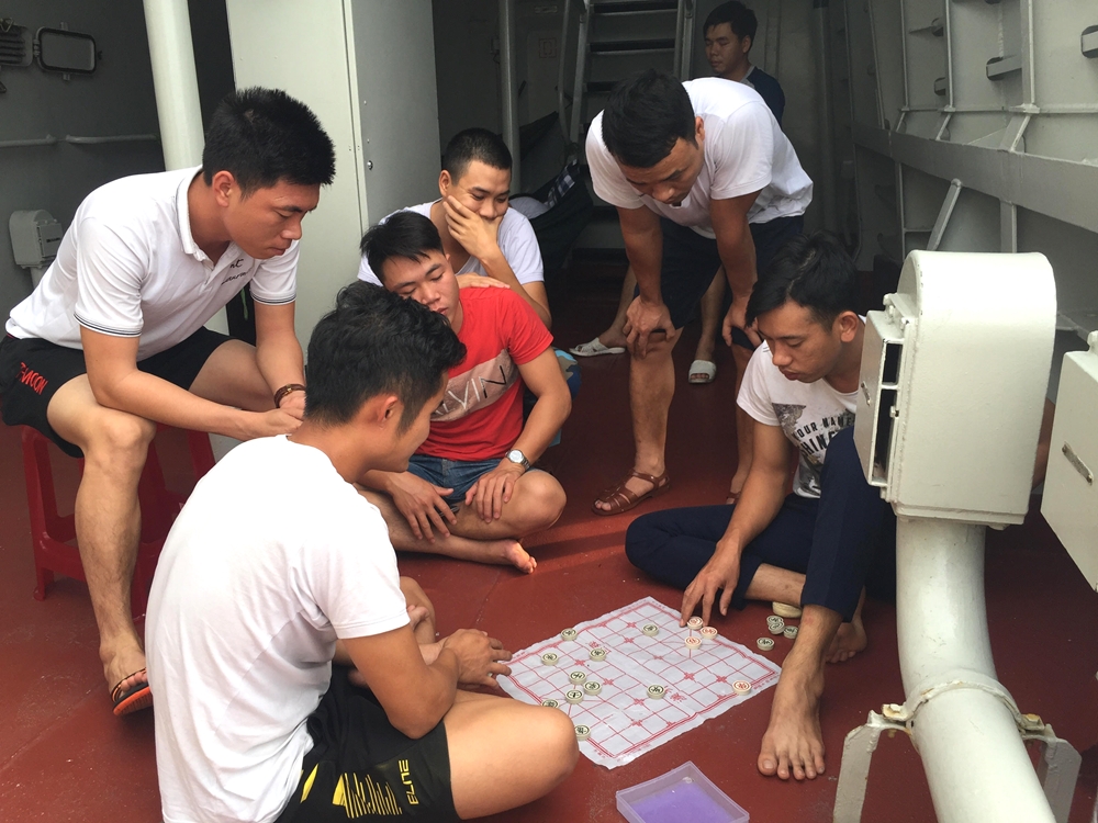 Niềm vui của thủy thủ trên Tàu 016-Quang Trung lúc nghỉ ngơi.