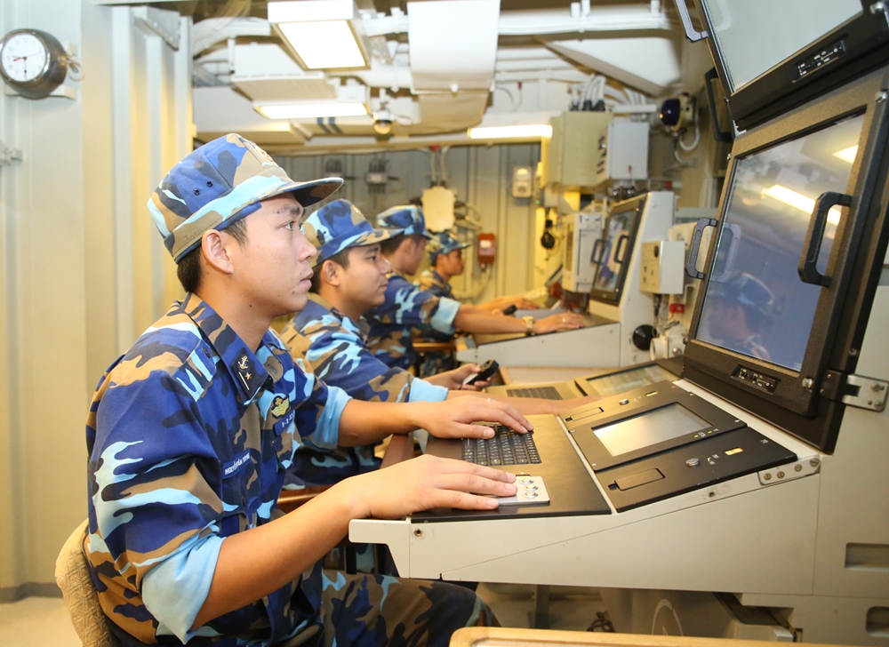Các ngành trên tàu tăng cường quan sát, phát hiện mục tiêu.
