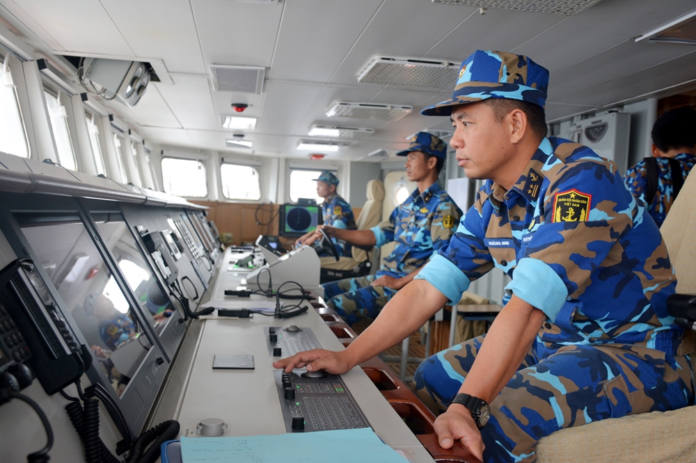 Kíp tàu thực hiện quan sát trên buồng hành trình.