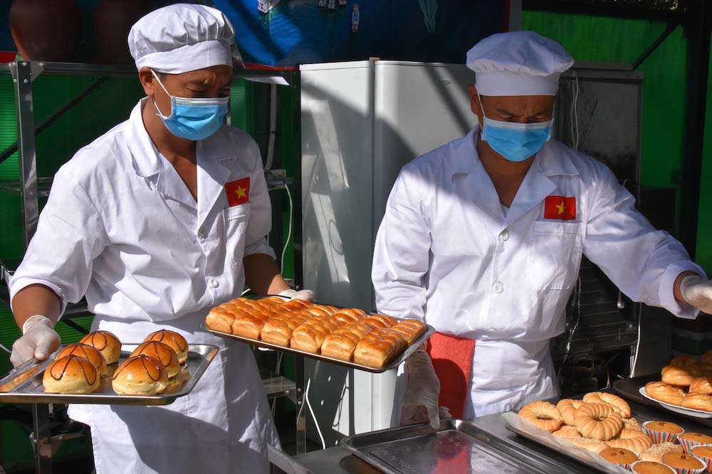 Anh nuôi Bếp Dã chiến Việt Nam khéo léo, sáng tạo