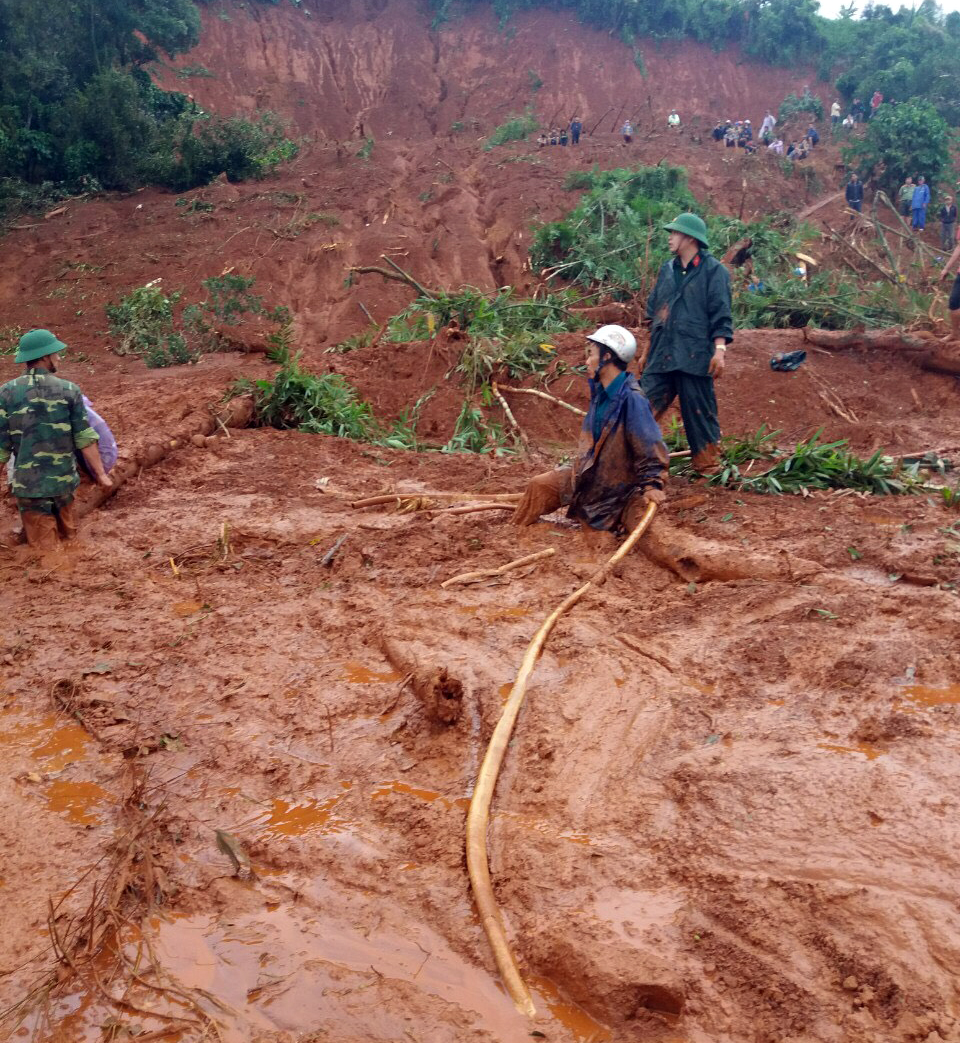 Bộ CHQS tỉnh Đắc Nông: Huy động hàng trăm cán bộ, chiến sĩ tìm kiếm nạn nhân vụ sạt lở đất