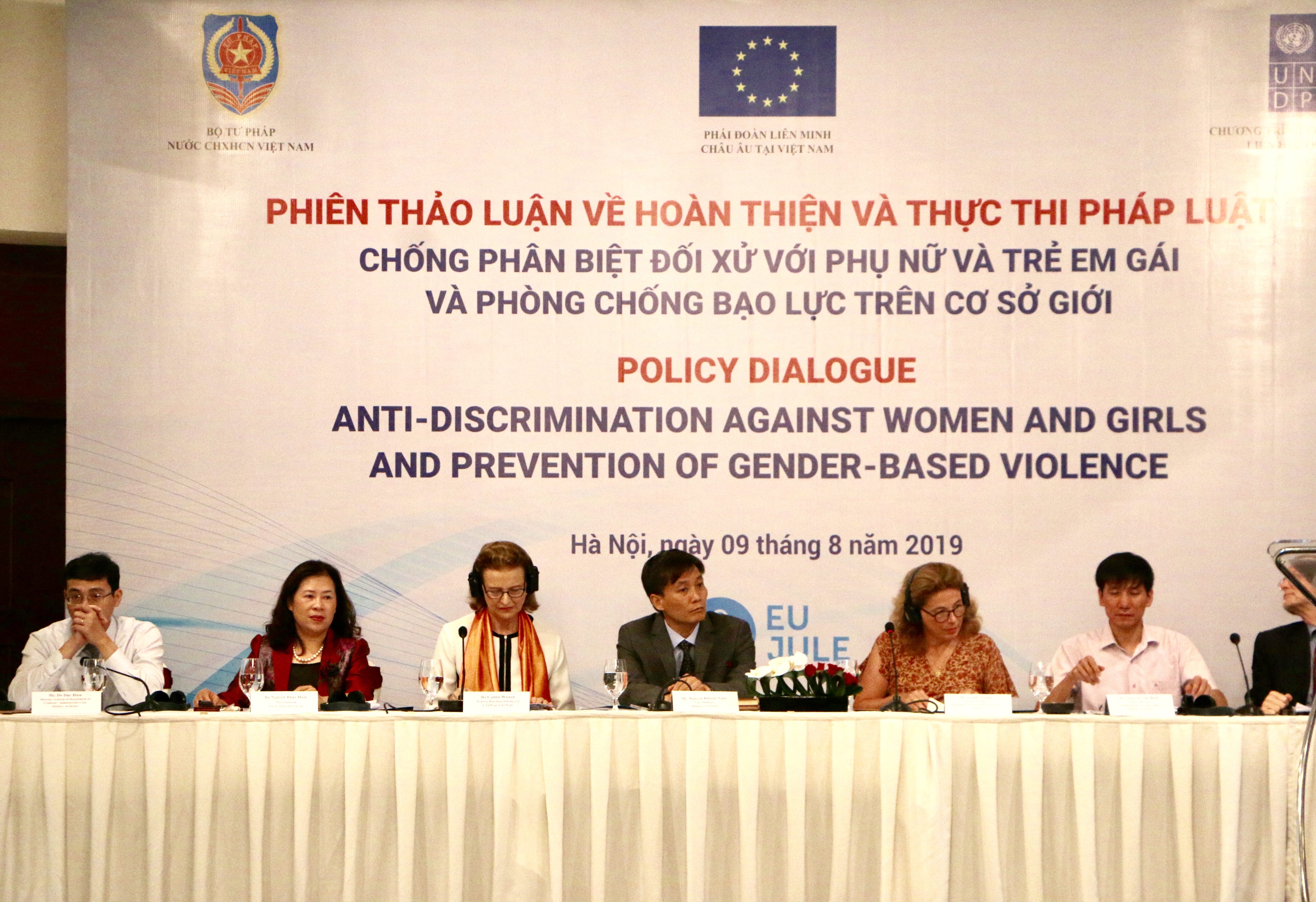 Chống phân biệt đối xử với phụ nữ và trẻ em gái