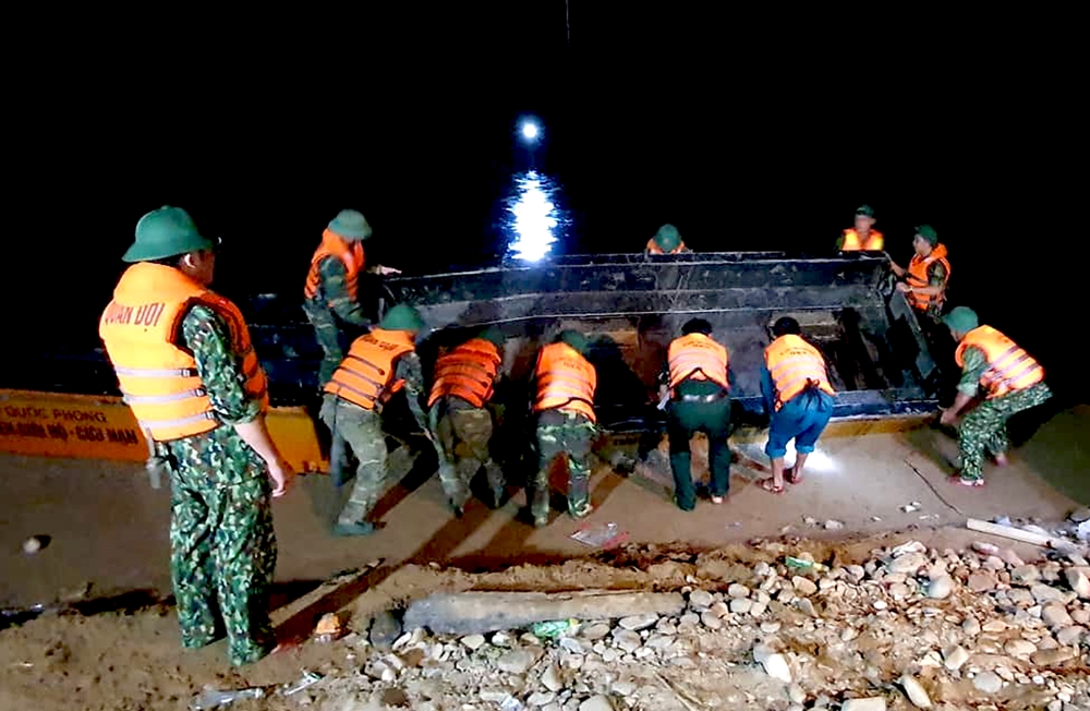 Cán bộ, chiến sĩ Lữ đoàn Công binh 414 - Quân khu 4 bắc cầu trong đêm qua sông Luồng, “mở đường” vào bản Sa Ná.
