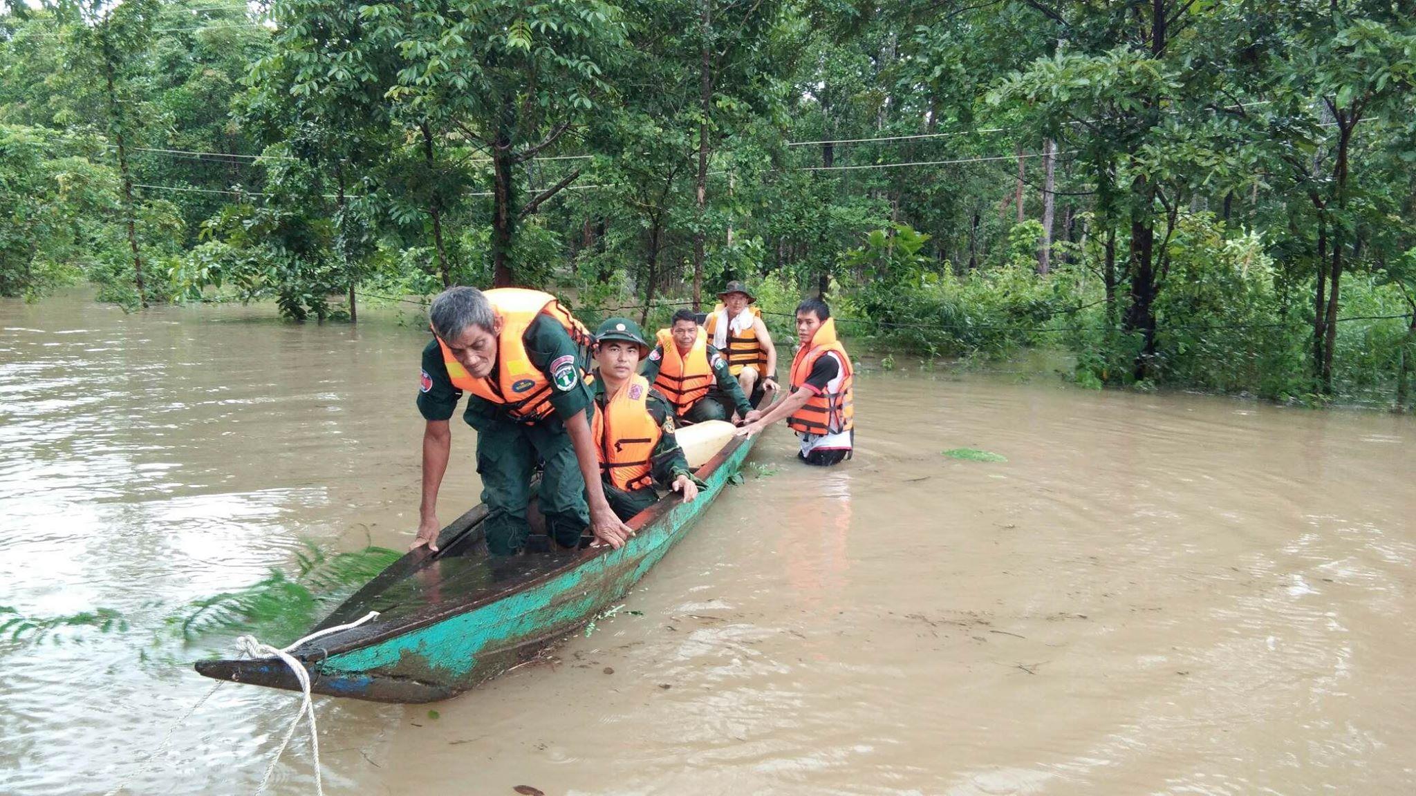 Nỗ lực giúp nhân dân vùng lũ Đắc Lắc