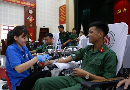 700 cán bộ, giáo viên, học viên, chiến sĩ Trường Quân sự Quân khu 1 tham gia hiến máu tình nguyện