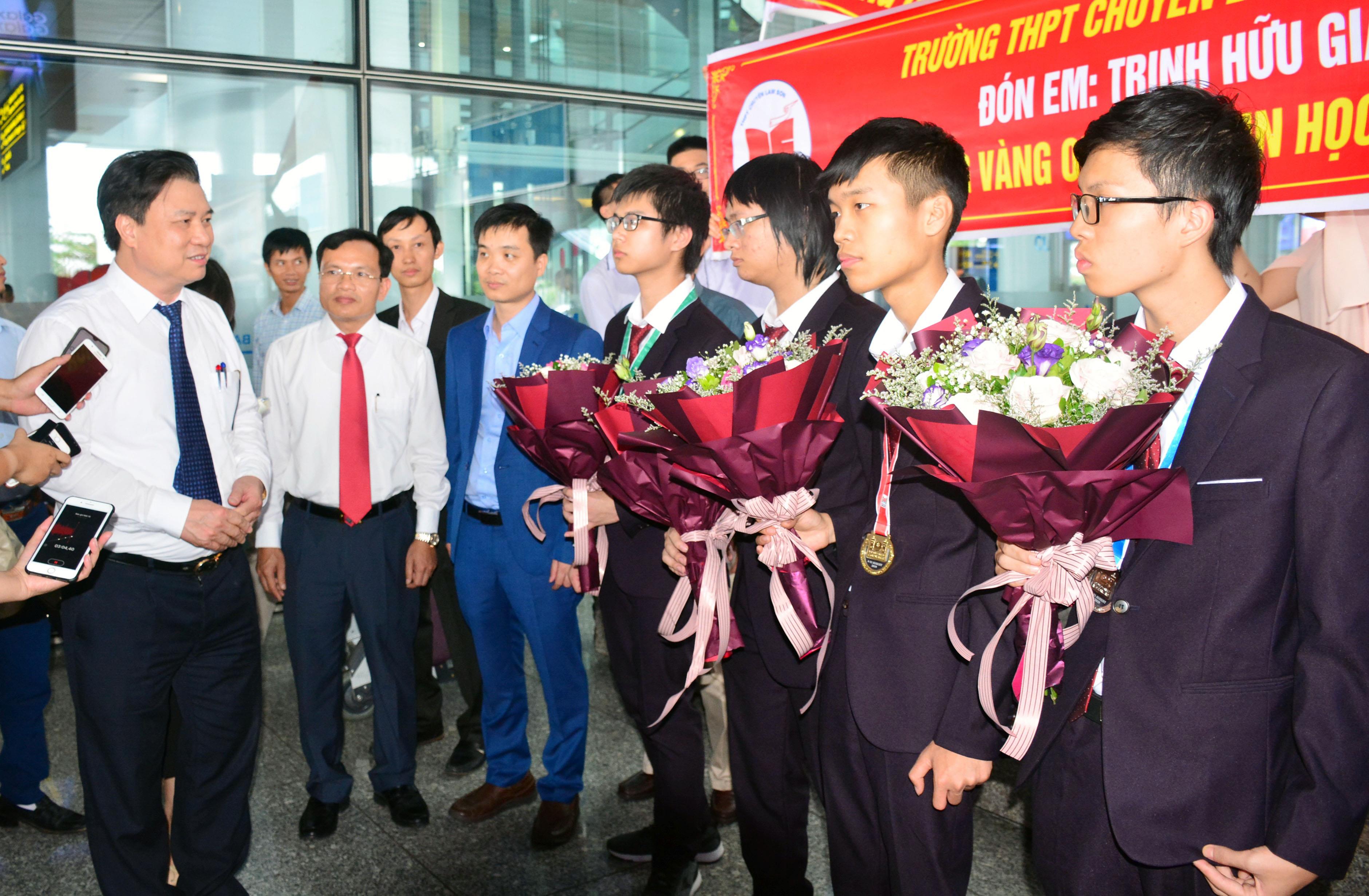 Bộ Giáo dục và Đào tạo đón Đoàn học sinh Olympic Tin học quốc tế về nước

