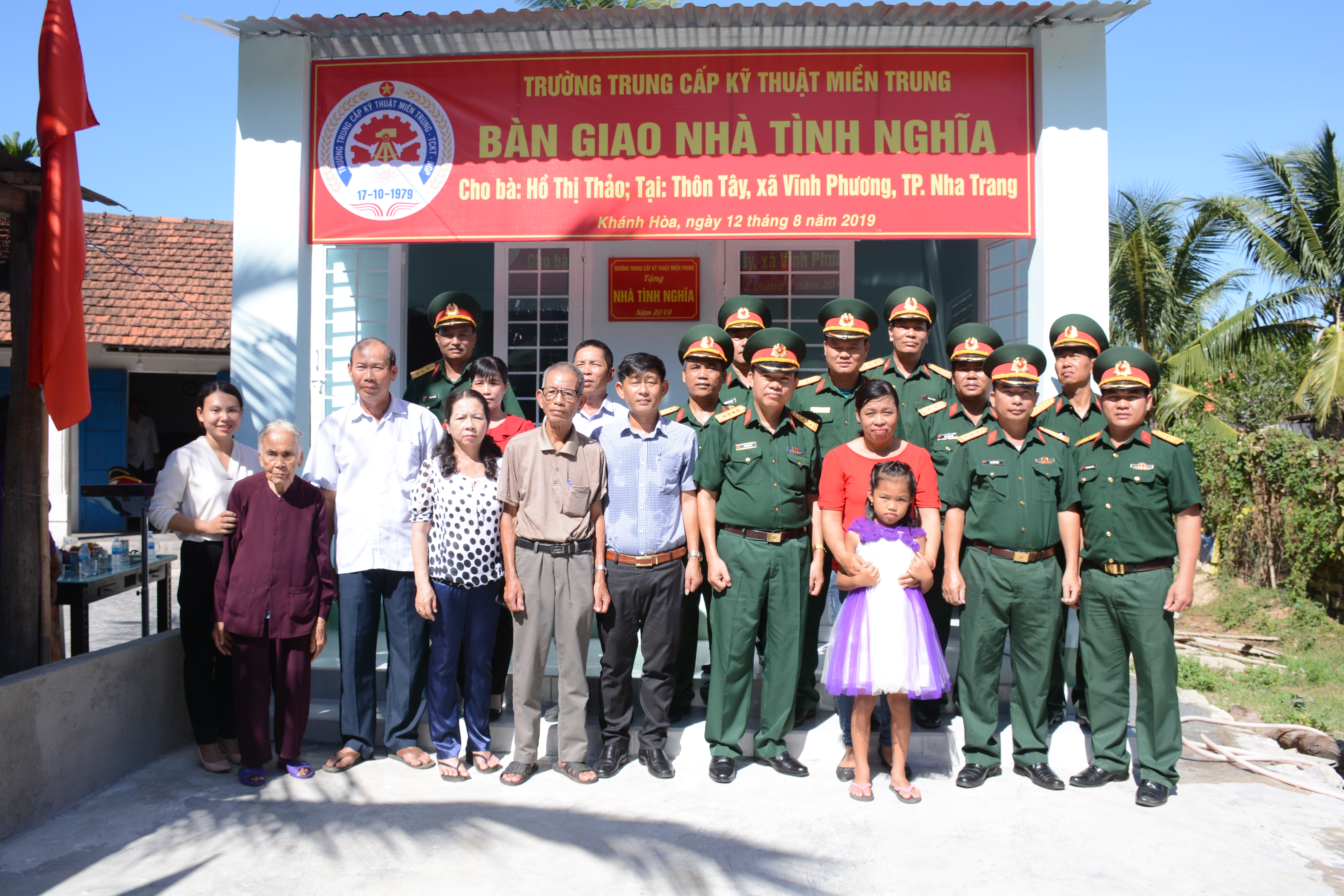 Trường Trung cấp Kỹ thuật miền Trung tặng Nhà tình nghĩa cho gia đình có hoàn cảnh khó khăn

