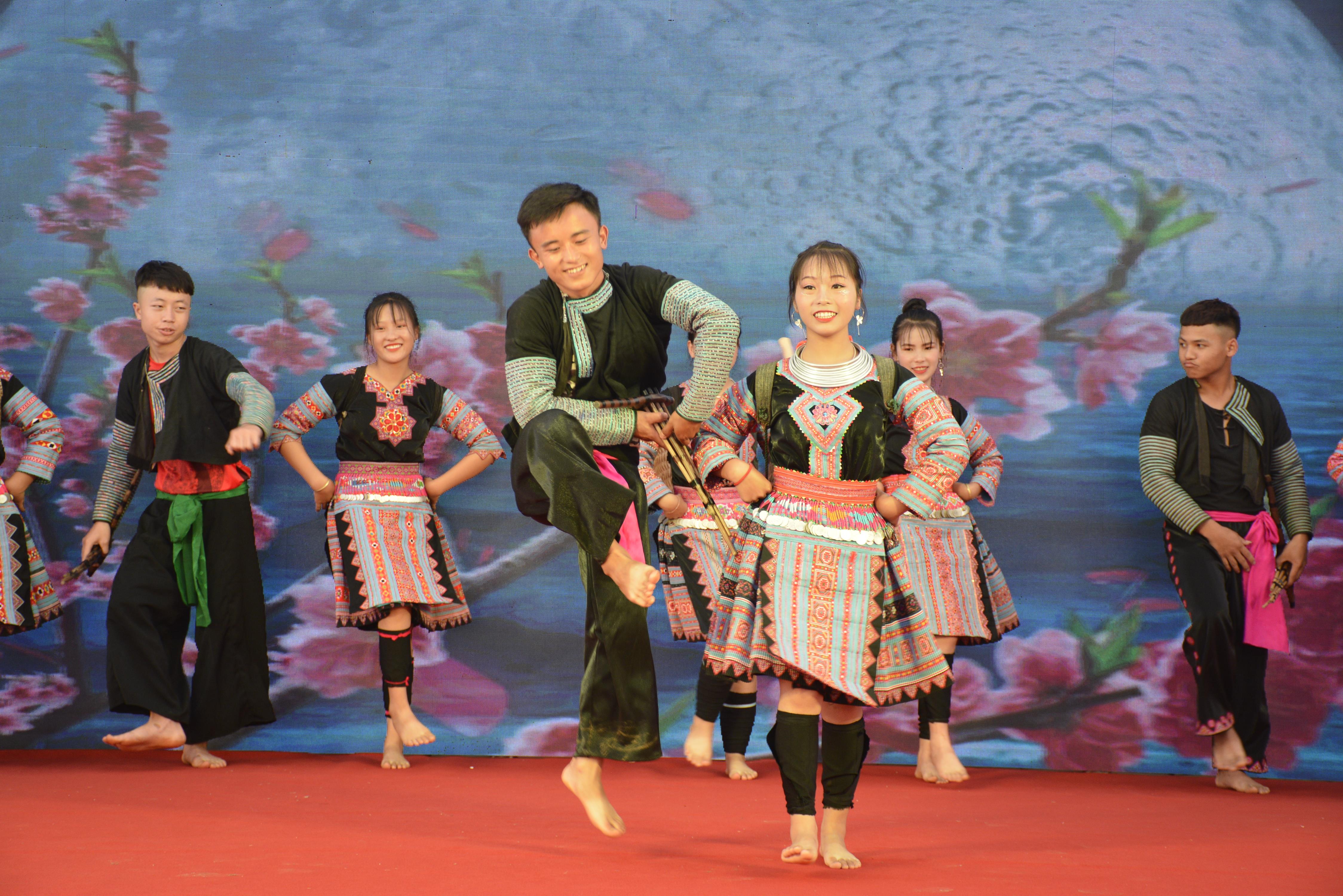 Du lịch Hang Kia, săn mây Pà Cò