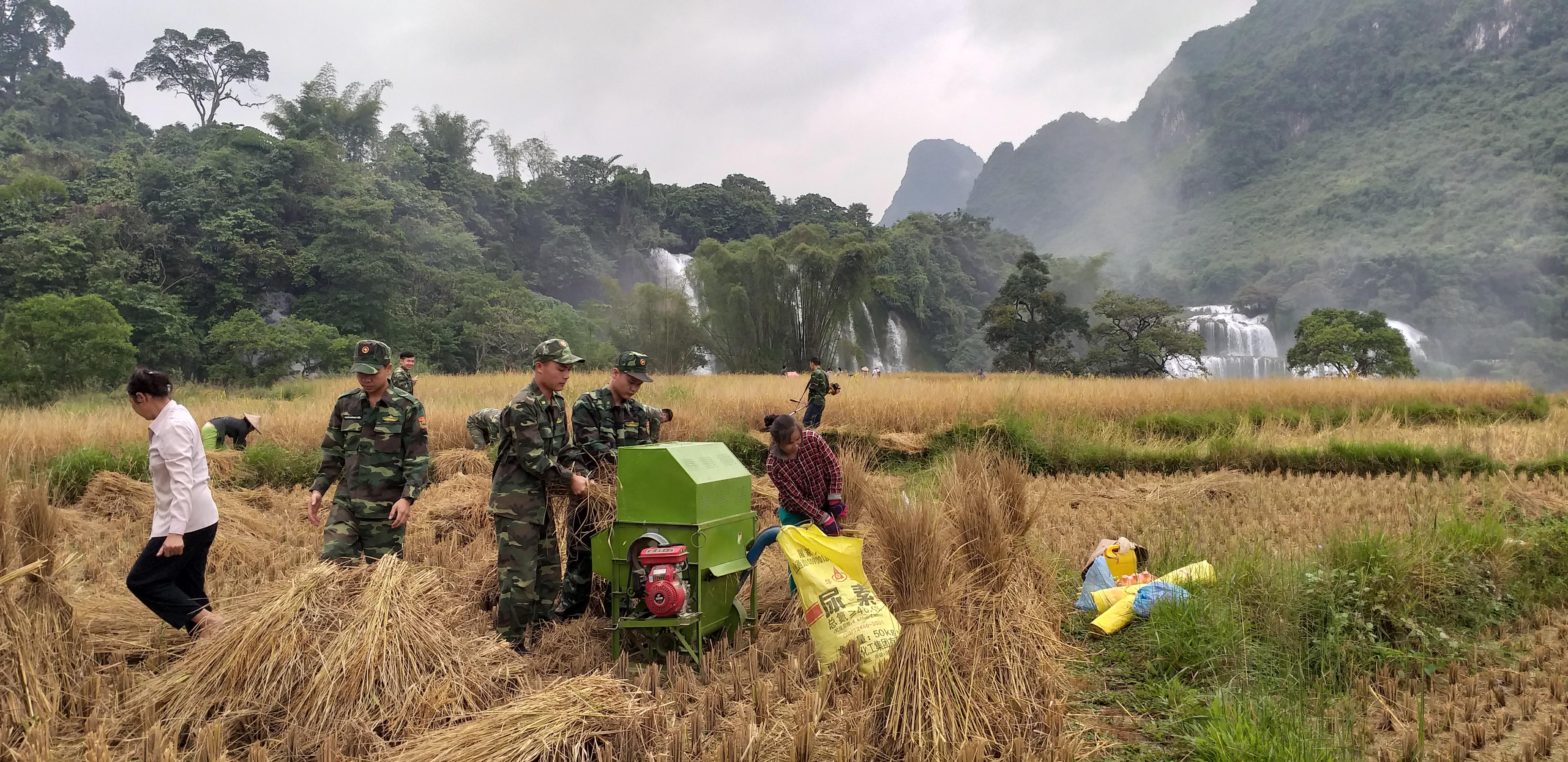 Đoàn kết gắn bó xây “điểm sáng” biên cương