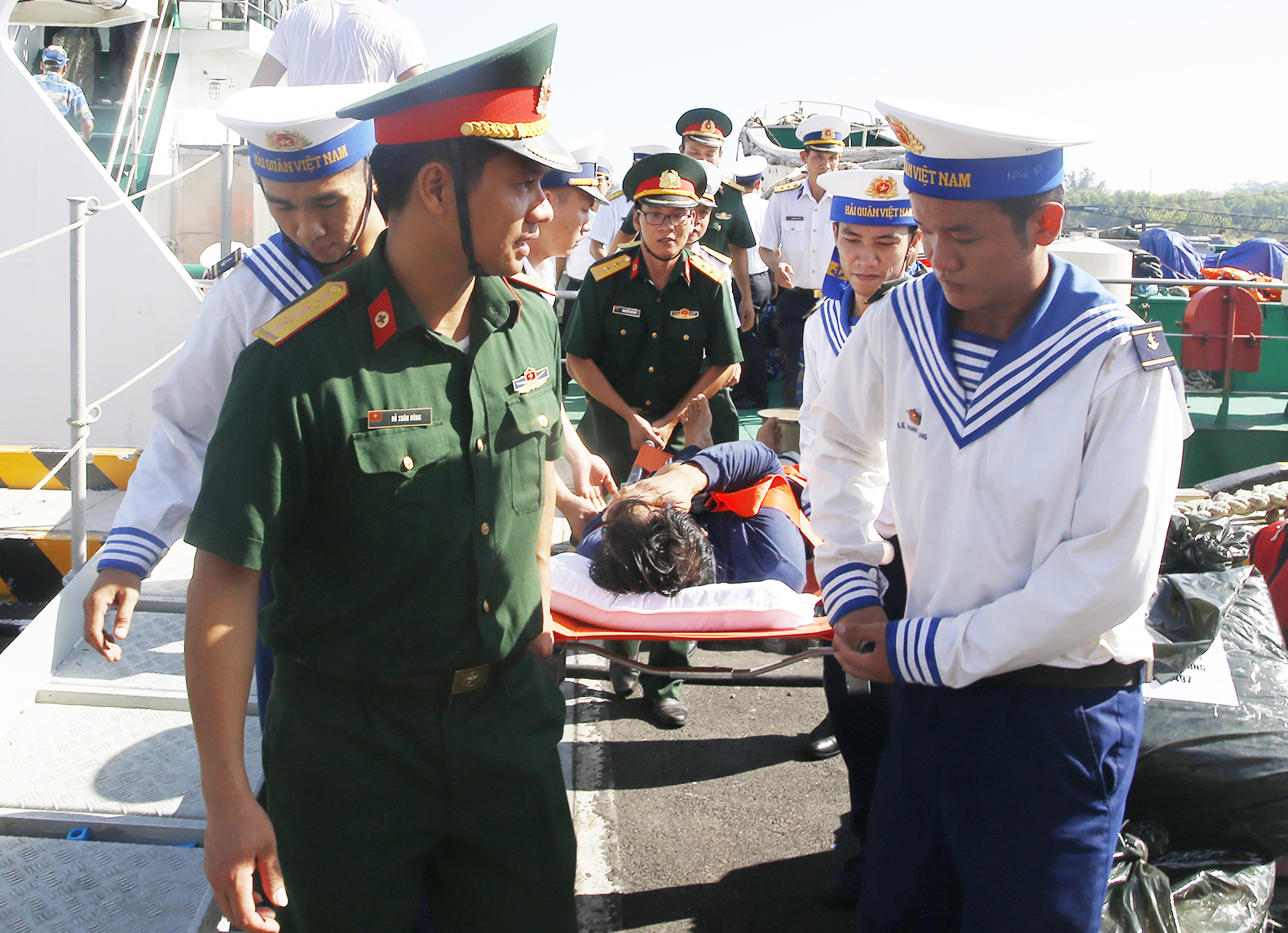 Đưa ngư dân bị bệnh trên biển vào bờ điều trị

