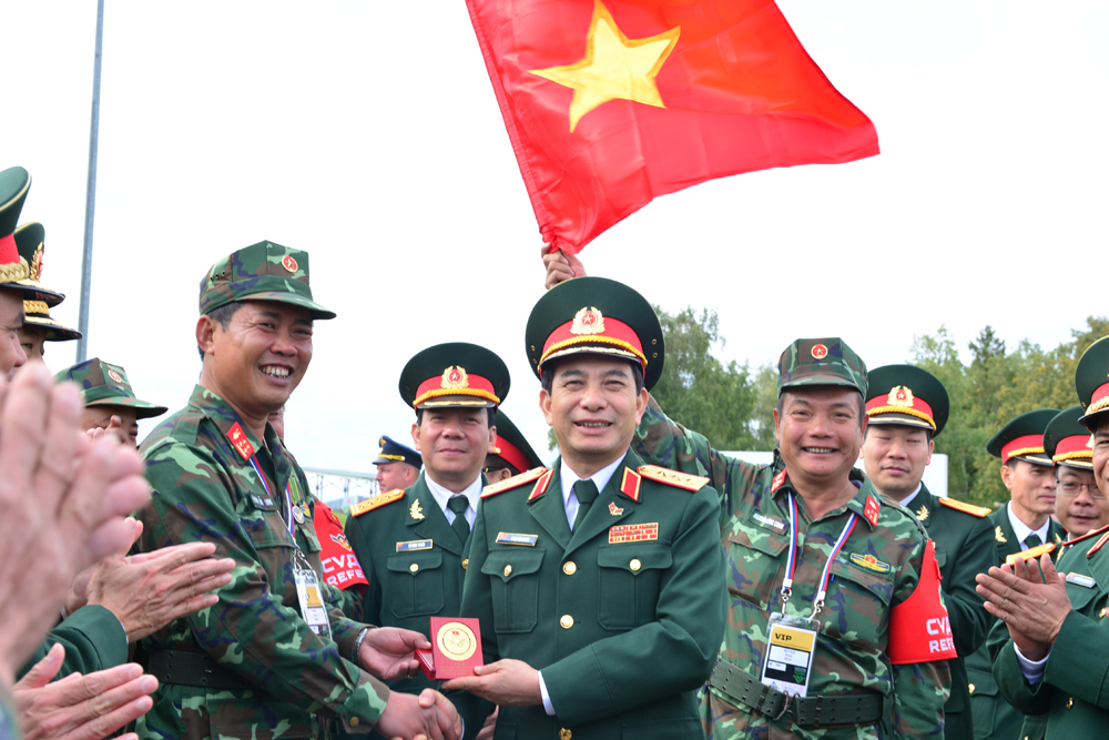 Thượng tướng Phan Văn Giang chúc mừng Đội tuyển Xe tăng Việt Nam về nhì Chung kết

