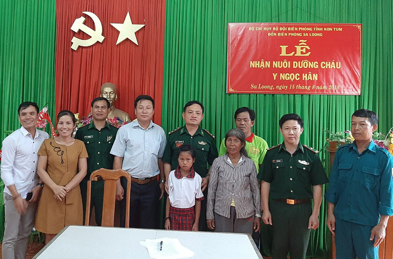 Đồn Biên phòng Sa Loong nhận nuôi cháu Y Ngọc Hân

