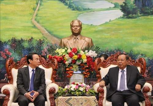Tổng Bí thư, Chủ tịch Lào Bounnhang Volachith tiếp thân mật Đoàn đại biểu cấp cao Văn phòng Trung ương Đảng ta