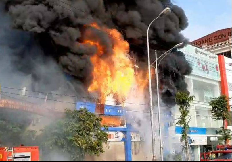 Dập tắt đám cháy tại siêu thị ở thành phố Bắc Giang
