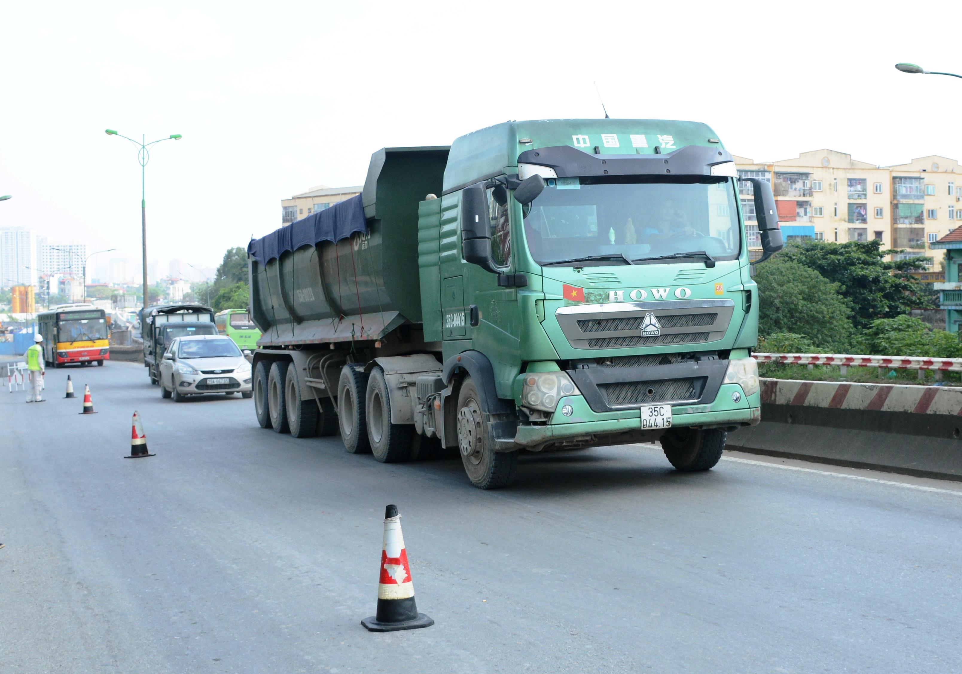 Sớm sửa chữa mặt cầu Thăng Long