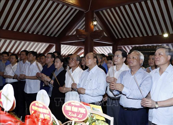 Thủ tướng Chính phủ và Chủ tịch Quốc hội dâng hương tưởng niệm Chủ tịch Hồ Chí Minh

