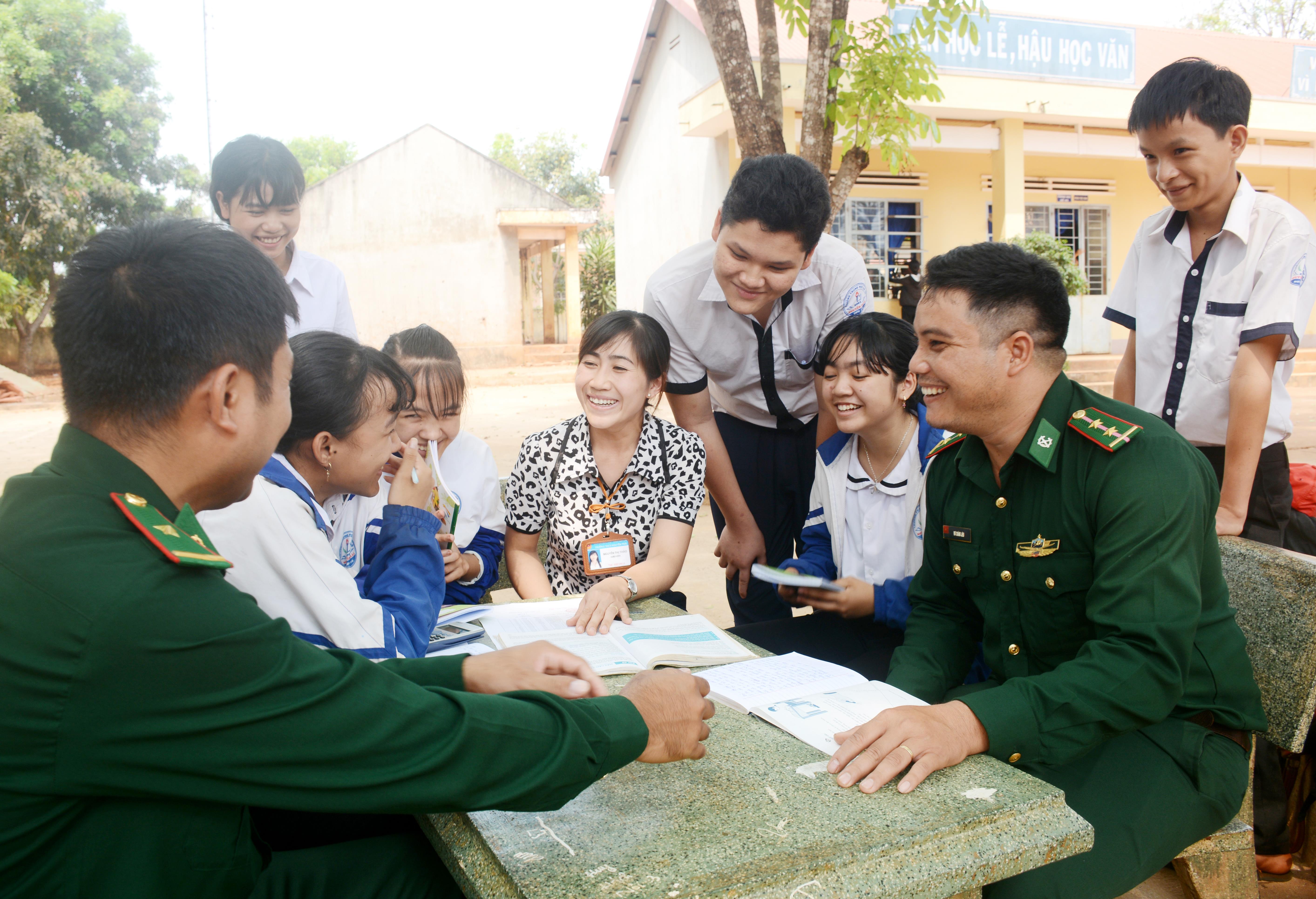Thắp sáng màu xanh biên cương

