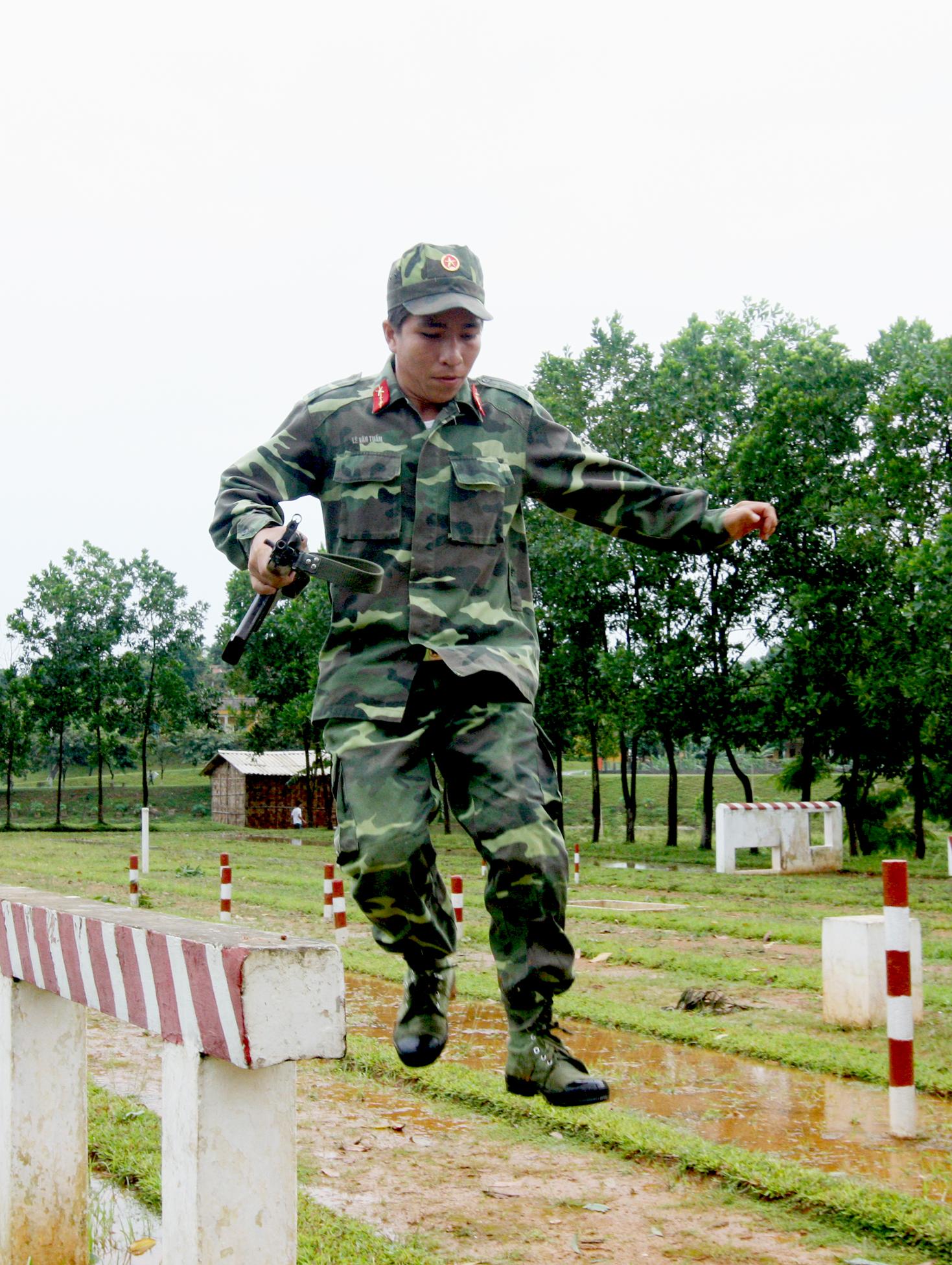 Cán bộ, chiến sĩ tích cực luyện tập trên bãi vật cản tổng hợp.