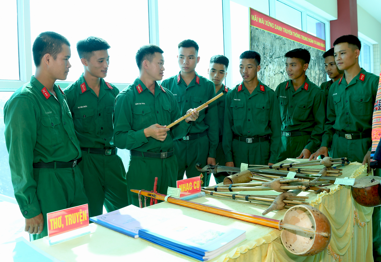 Vui văn nghệ với các nhạc cụ “đặc sản” của đồng bào vùng cao Tây Bắc.