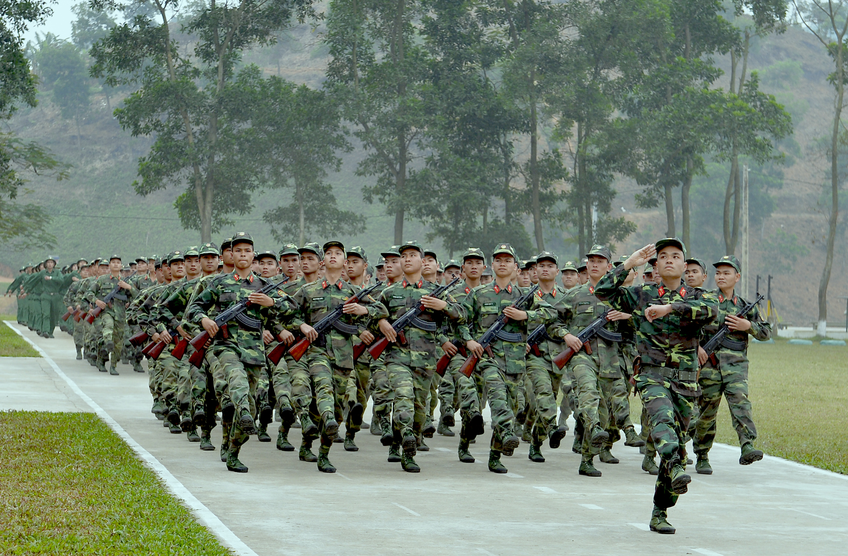 Các đại đội, tiểu đoàn tổ chức huấn luyện điều lệnh đội ngũ.