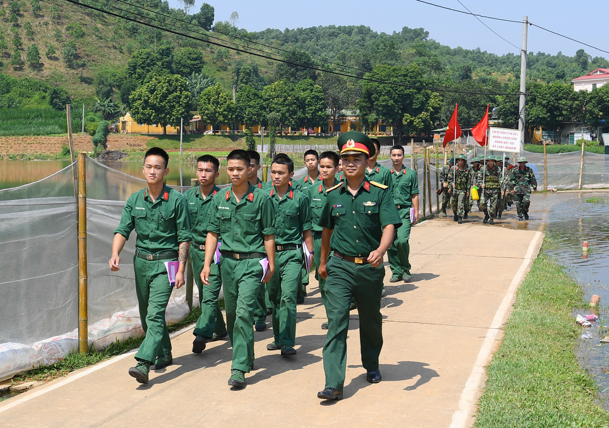 Các đại đội, trung đội ra vị trí học tập, huấn luyện.