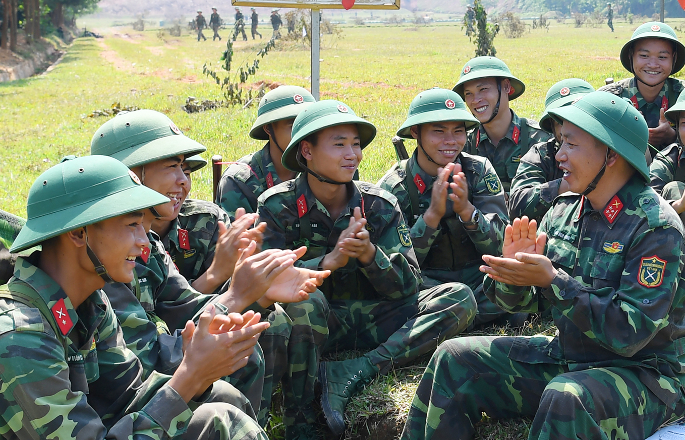 Bộ đội vui chơi giữa hai giờ huấn luyện.