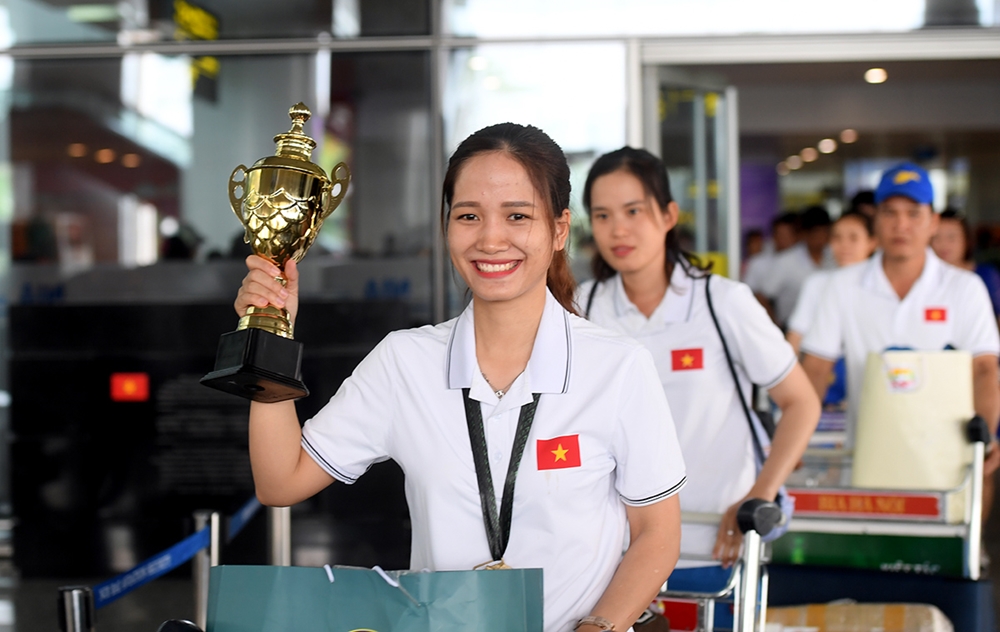 Bác sĩ Nguyễn Thị Thanh Mai, đội tuyển Quân y, đạt Huy chương Đồng và được trao cúp dành cho nội dung thi của bác sĩ nữ.