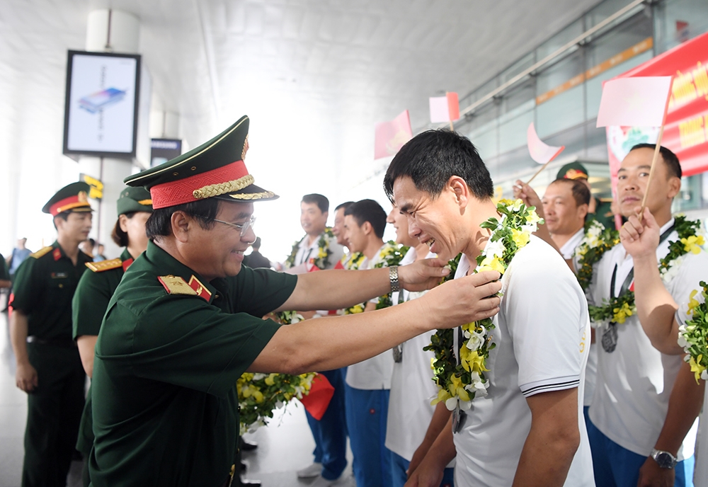 Thiếu tướng Nguyễn Khắc Nam đeo hoa cho các thành viên đội tuyển Xe tăng.