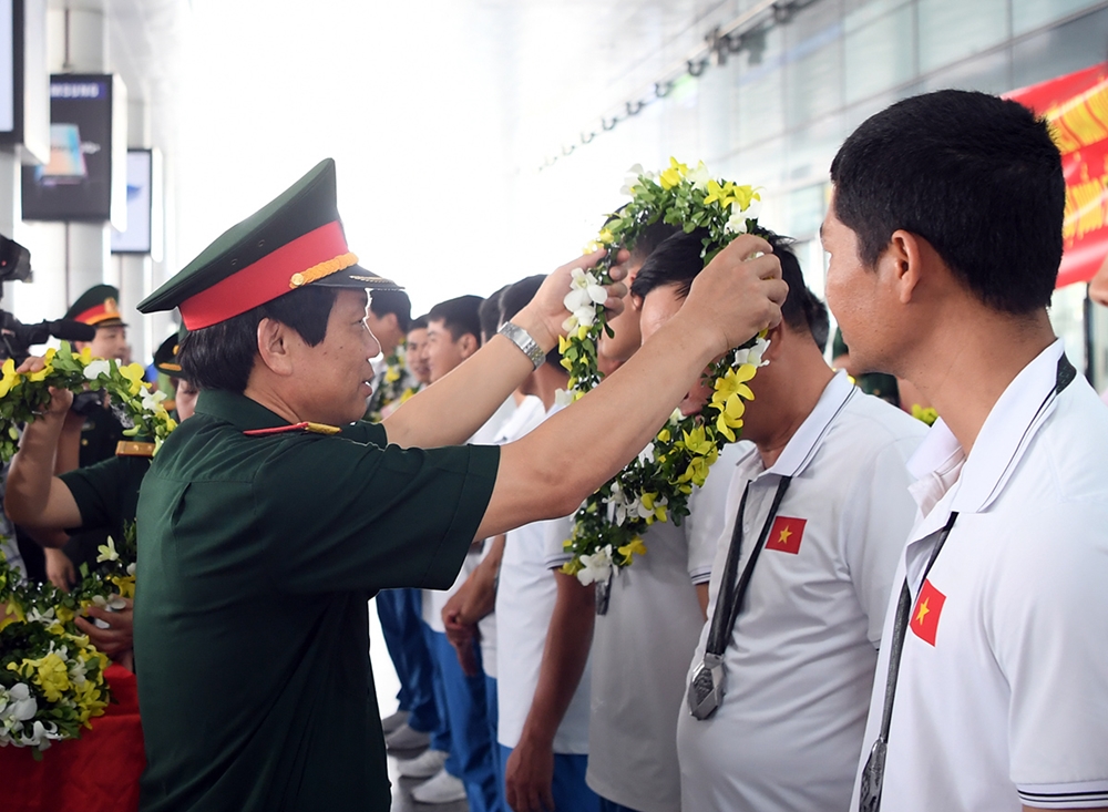 Đại tá Nguyễn Đức Dinh trao hoa cho các thành viên đội tuyển Xe tăng.