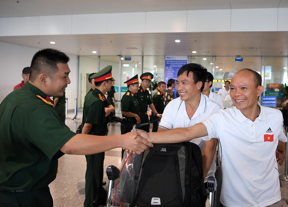 Đồng đội chúc mừng Đội tuyển Bếp Dã chiến đạt thành tích cao hơn hẳn năm ngoái khi lọt vào giai đoạn thi cuối cùng.