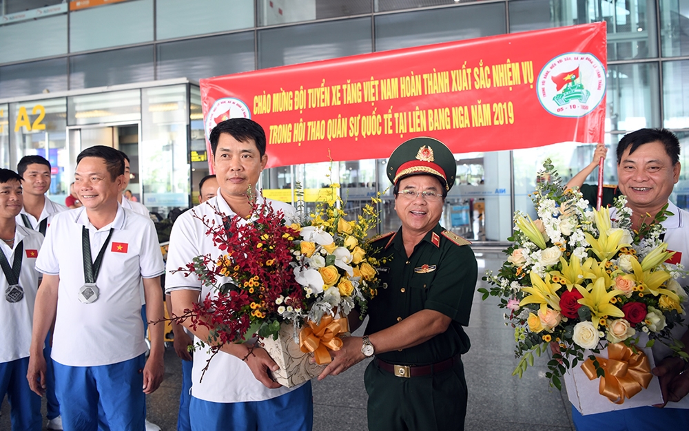 Thiếu tướng Nguyễn Khắc Nam tặng hoa cho Đội trưởng Đội Xe tăng Phan Hải Long