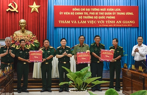 Đại tướng Ngô Xuân Lịch thăm, làm việc tại tỉnh An Giang 
