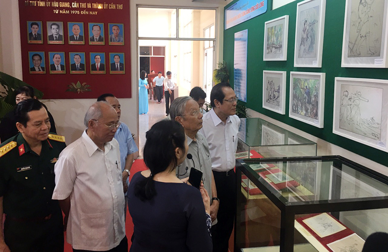 Khai mạc triển lãm ảnh 50 năm thực hiện Di chúc của Chủ tịch Hồ Chí Minh

