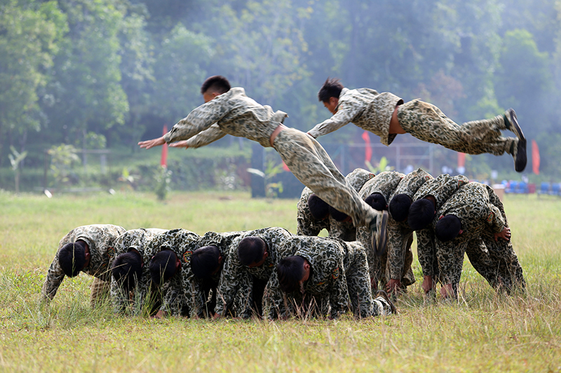 Màn “khởi động” nhào lộn qua giá 6 người.