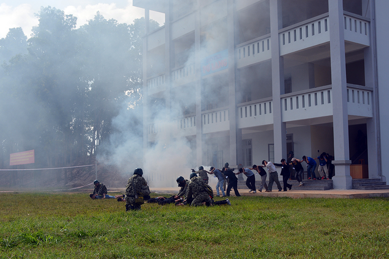 Thực hành giải cứu con tin trong các tình huống luyện tập phòng, chống khủng bố.