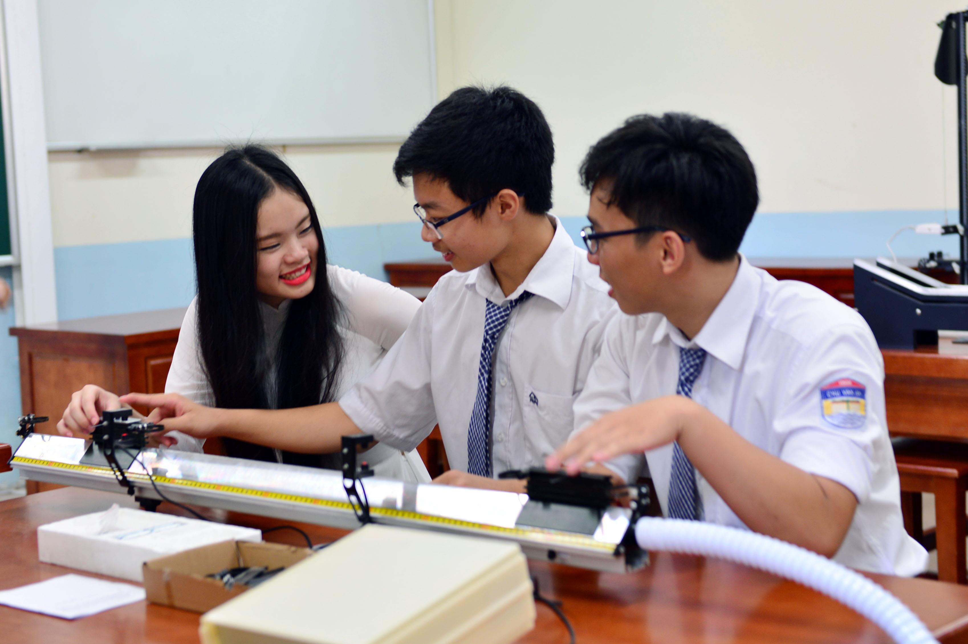 Chủ tịch Hồ Chí Minh chăm lo giáo dục, bồi dưỡng nhân tài