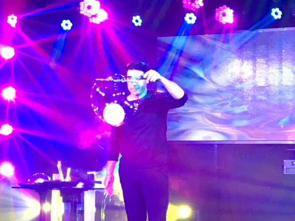 Nghệ sĩ bong bóng Fan Yang trở lại với khán giả Việt Nam