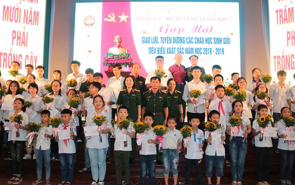 Quân khu 2 khen thưởng 297 cháu học sinh đạt kết quả cao trong học tập