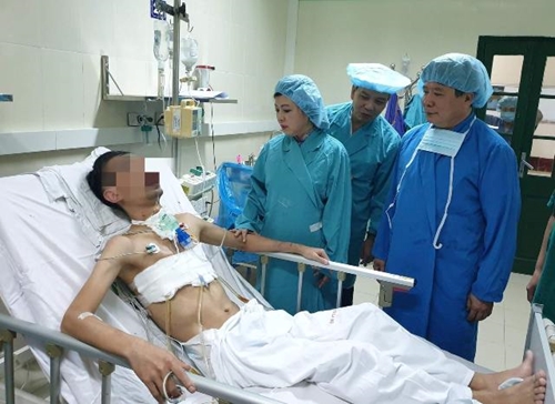 Bộ trưởng Bộ Y tế tặng Bằng khen các y, bác sĩ Bệnh viện Việt Đức lập kỷ lục ghép tạng 15 ca/tuần