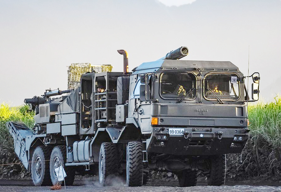 Nhật Bản ra mắt pháo tự hành bánh lốp nội địa đầu tiên

