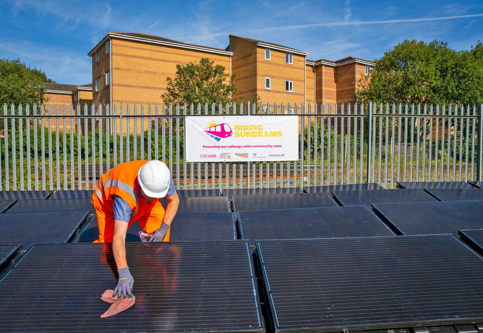 Đường ray đầu tiên trên thế giới chạy bằng quang năng ở Anh

