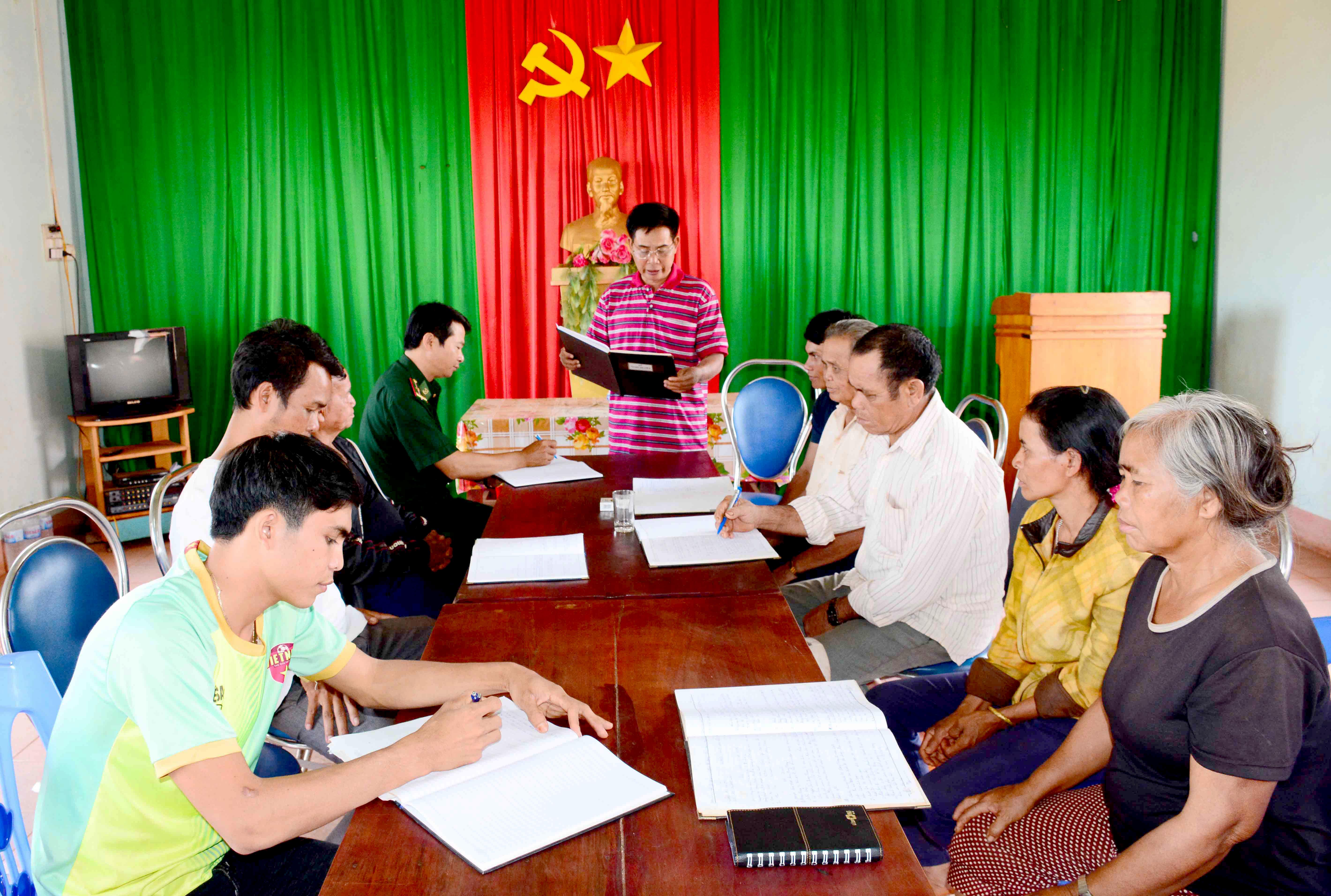 Tăng sức lãnh đạo của chi bộ thôn, làng vùng biên