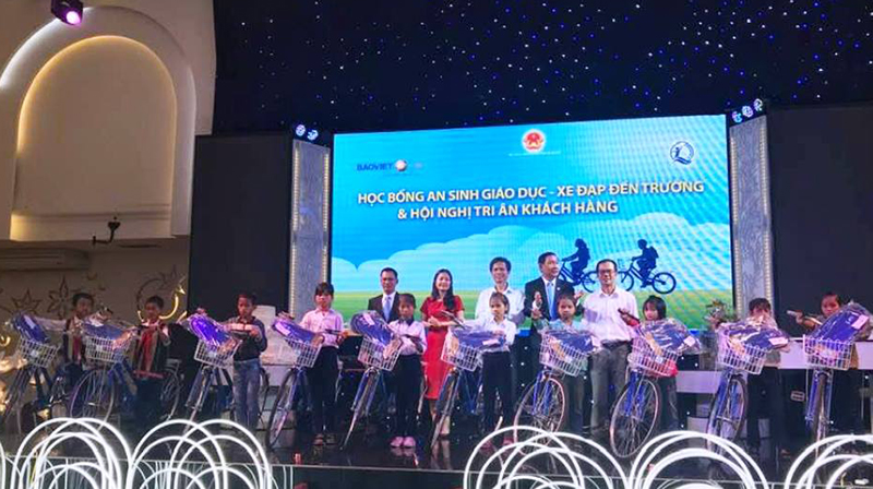Trao 20 suất học bổng “An sinh giáo dục- Xe đạp đến trường” cho học sinh nghèo Kon Tum