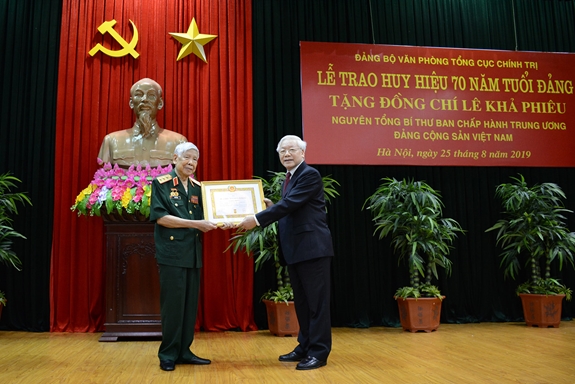 Tổng Bí thư, Chủ tịch nước Nguyễn Phú Trọng trao Huy hiệu 70 năm tuổi Đảng tặng nguyên Tổng Bí thư Lê Khả Phiêu