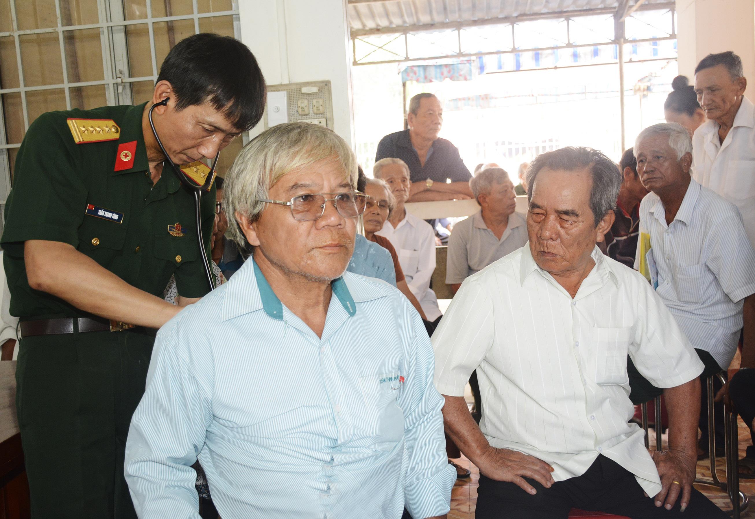 Nghĩa tình với xã anh hùng