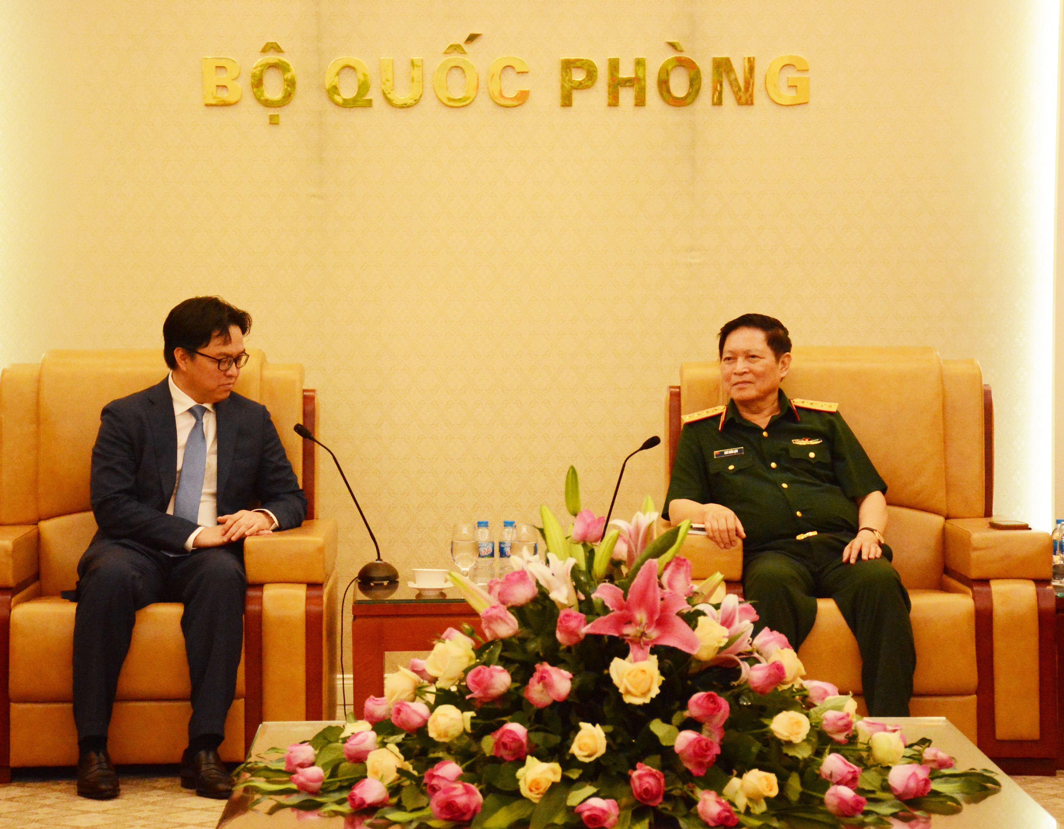 Bộ trưởng Bộ Quốc phòng Ngô Xuân Lịch tiếp Đại sứ Campuchia