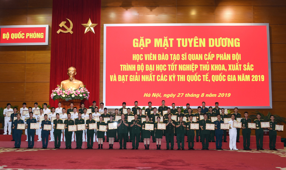 Bộ Quốc phòng tuyên dương học viên tốt nghiệp thủ khoa, xuất sắc