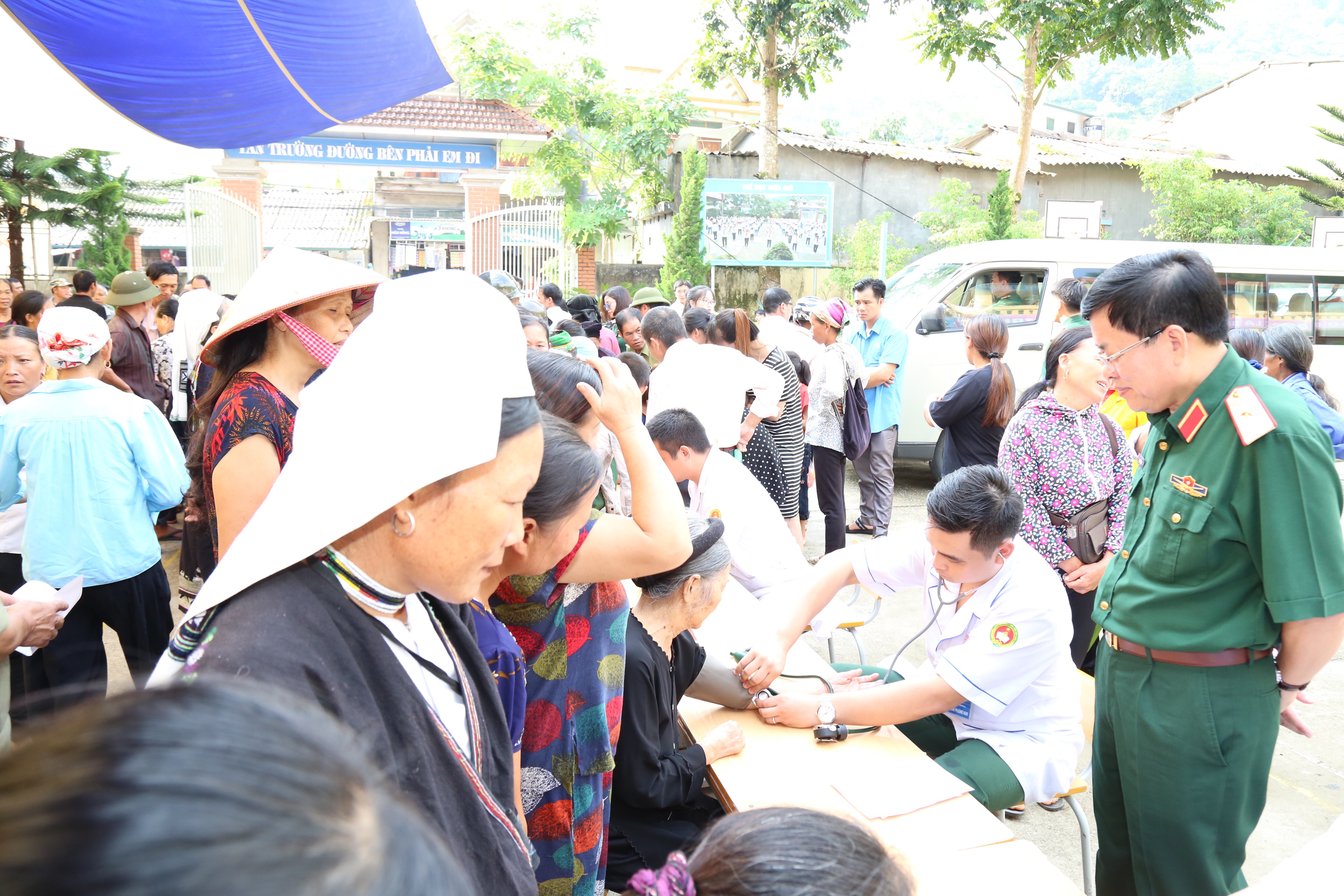 Ấm áp nghĩa tình người lính quân y